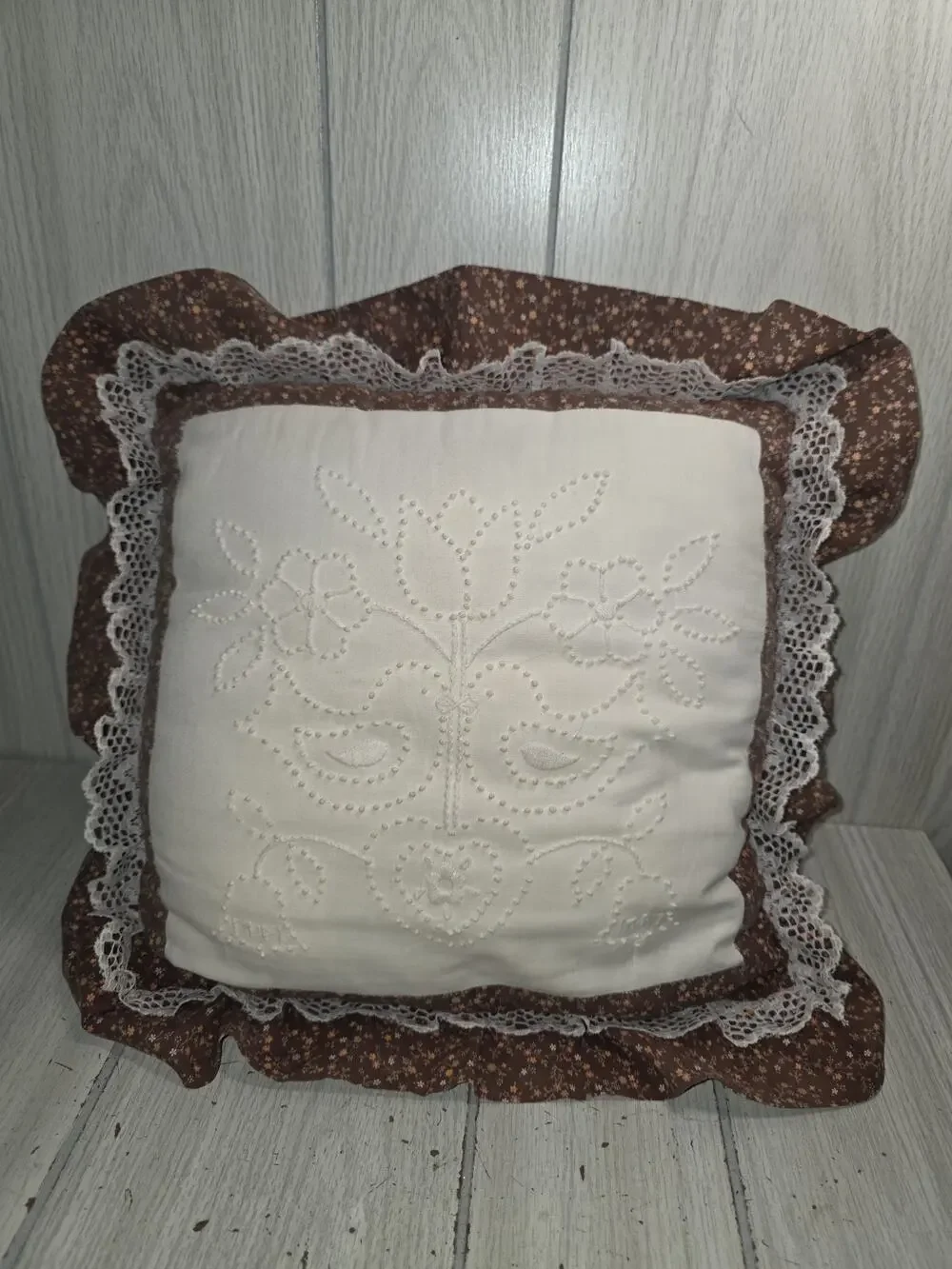 Vtg Handmade Floral Candlewicking Pillow Lace Trim Ditsy Floral Back Heritage
